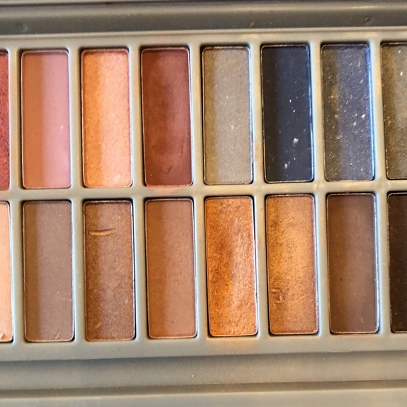 Enticed M/D Measurable Difference Eyeshadow Palette. - Picture 7 of 8